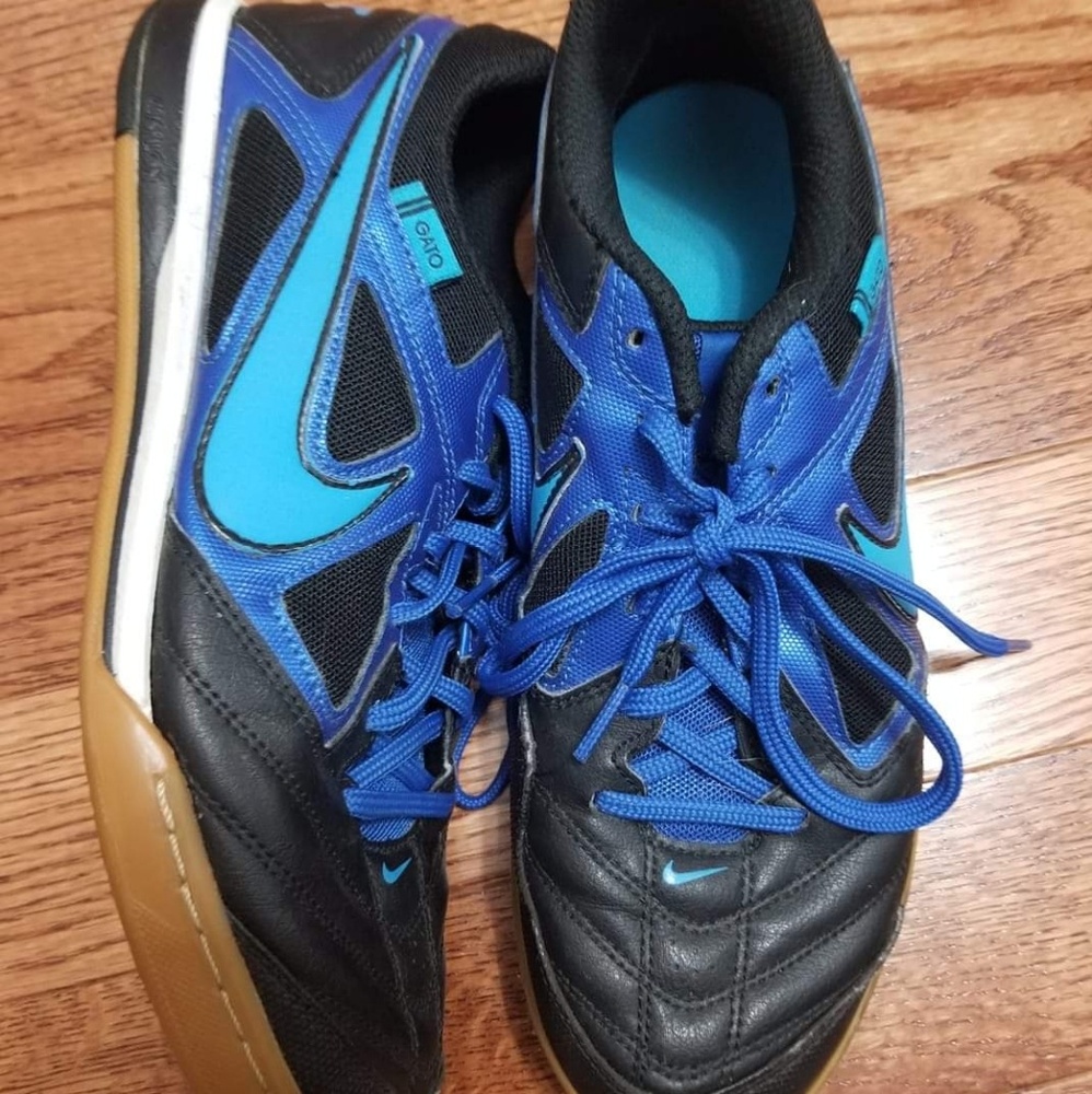 Indoor soccer shoes